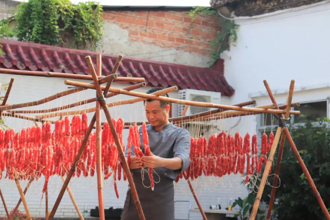 榮業(yè)臘味驚現(xiàn)一群“搵食”密探，有大BOSS來(lái)了……？