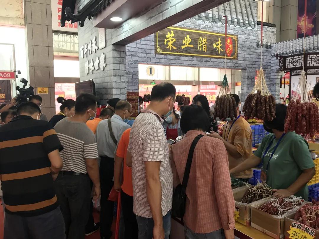 中山首屆黃圃臘味美食文化旅游節(jié)開幕，榮業(yè)食品華麗亮相，受到熱烈追捧